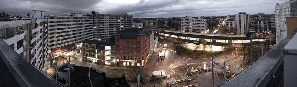 Kottbusser Tor bei Nacht. Boris Niehaus. cc-by-sa https://de.wikipedia.org/wiki/Datei:Kottbusser_Tor_Panorama.jpg
