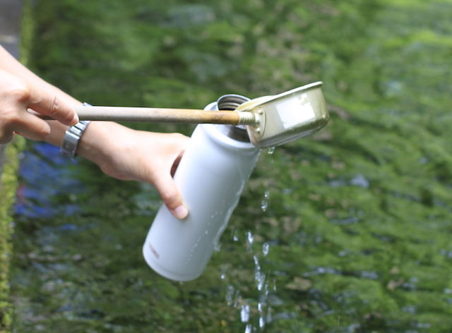 Wasser schöpfen (Foto: Kathrin Happe)